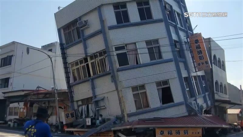受地震影響，花蓮市北濱街整棟建築傾斜，1樓早餐店也直接不見。