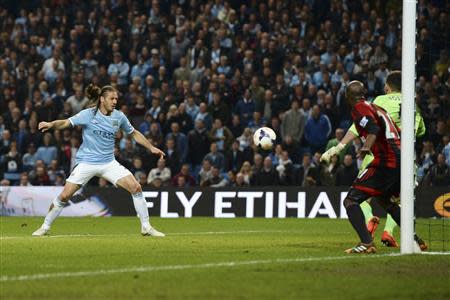 Manchester City's Martin Demichelis (L) scores a goal against West Bromwich Albion during their English Premier League soccer match at the Etihad stadium in Manchester, northern England April 21, 2014. REUTERS/Nigel Roddis