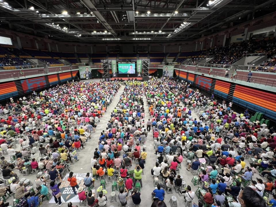 屏東市體育館湧入超過6000人。   圖：鍾佳濱服務處提供