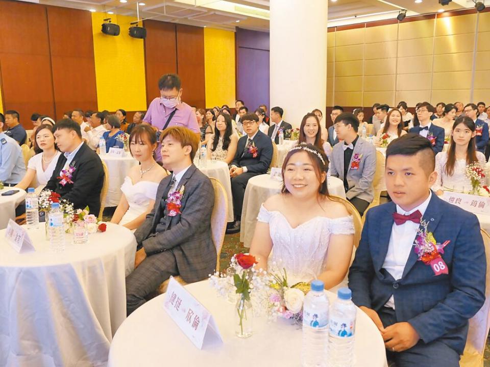 雲林縣政府20日舉行集團結婚，新人開心表示新身分證象徵2人的愛情長跑有了結果。（張朝欣攝）