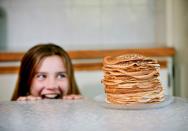 Surtout à la Chandeleur, où les enfants adorent voir sauter les crêpes. Mais pas que, ils veulent participer aussi ! Et il n’y pas meilleur terrain de jeu que les crêpes pour expérimenter avec eux des idées de mises en scène ludiques et faciles.Des idées de crêpes faciles à faire avec les enfantsLes enfants adorent pouvoir prêter main forte en cuisine. Alors pour les encourager à participer en cuisine et les initier au goût, il est facile d’organiser un atelier à la maison qui leur permette de créer de leurs mains, des recettes de rigolotes et gourmandes qu’ils auront plaisir à partager et à savourer. Et avec les crêpes fourrées, c’est un véritable jeu d’enfant ! Tout est permis et possible. On les roule, les plie, les colore, les découpe, les garnit… le champ des possibles est infini !Ainsi, pour transformer la Chandeleur en quart d’heure créatif et réaliser des crêpes inoubliables et surprenantes, zoom sur 7 idées de crêpes faciles ultra-ludiques à réaliser avec les enfants.