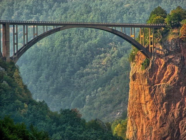 <p><span>Su curso serpenteante atravesando las montañas de Montenegro y Bosnia y Herzegovina, en los Balcanes, el río Tara se nutre en parte de las lluvias estacionales y en parte de la nieve derretida. El agua es cristalina y limpia en todo su recorrido. Tal es así que se puede beber libremente en prácticamente cualquier parte. El río, que conforma el cañón más grande de Europa, está protegido por la UNESCO a su paso por el Parque Nacional Durmitor. Gracias a sus prístinas aguas, está repleto de fauna y flora.</span> </p>