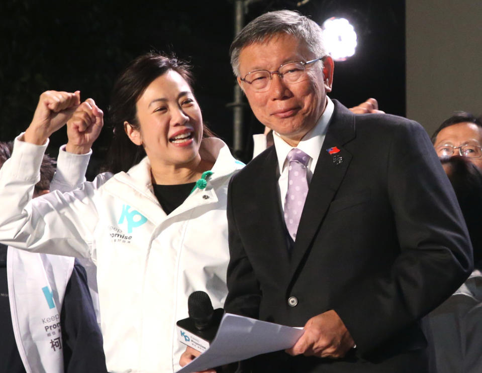 民眾黨主席柯文哲(右)參戰2024總統大選時副手為吳欣盈(左)，如今被質疑關係別有貓膩。（示意圖／資料照／趙雙傑攝）