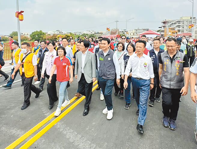 嘉義縣六興橋昨通車啟用，副總統賴清德（前排右四）、嘉義縣長翁章梁（前排右二）等人步行走過橋梁。（呂妍庭攝）