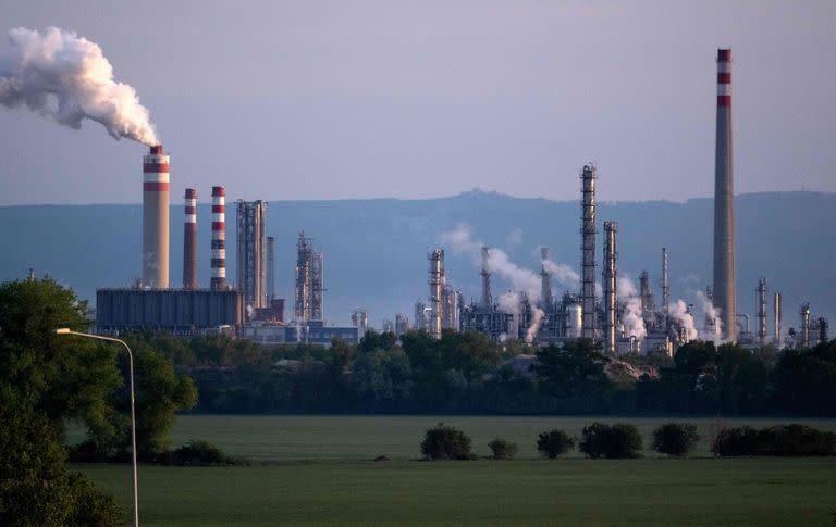 Vista general de la refinería de petróleo mineral más grande de Eslovaquia, Slovnaft, en Bratislava. (Photo by JOE KLAMAR / AFP)