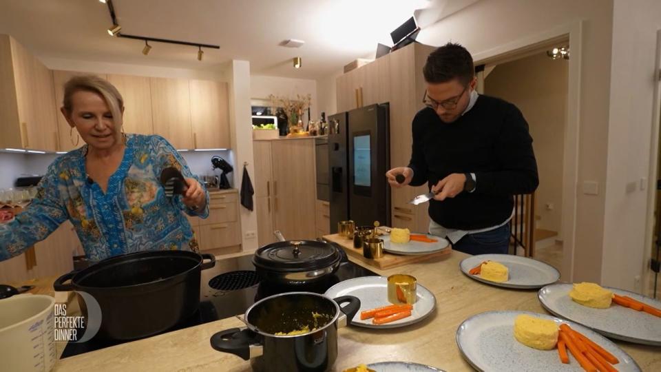 Heute helfen alle mit: Kersten darf den Trüffel über die Polenta reiben.
 (Bild: RTL)