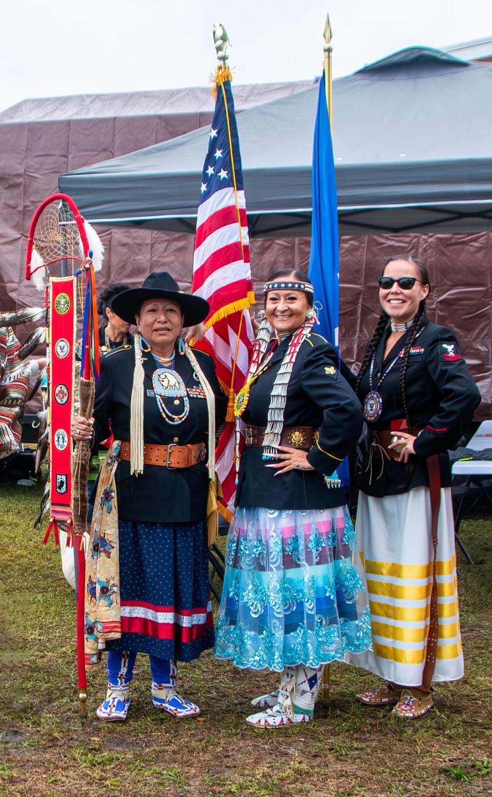 Las Mujeres Guerreras Lakota son un grupo que surgió por la idea de una chica nativa, bailarina tradicional, que pidió a su tía la chaqueta de su tío abuelo fallecido, veterano de la guerra de Vietnam, para usarla con su atuendo indígena cuando bailara, y de esa forma unificar los dos sentidos de su vida: Patria y Tradición.