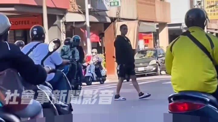 吳姓男子故意在綠燈期間走到路口，逼迫往來車輛停下。（圖／翻攝社會事新聞影音）