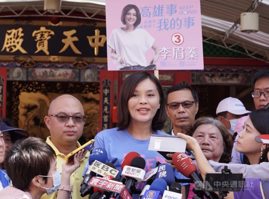 對於媒體詢問是否擔心前高雄市長韓國瑜站台變雙面刃而影響選票，國民黨高雄市長補選候選人李眉蓁（中）12日表示，一點都不擔心，並重申她就是希望藍軍可以團結，呼籲最後幾天能幫忙的人全部站出來。(檔案照)