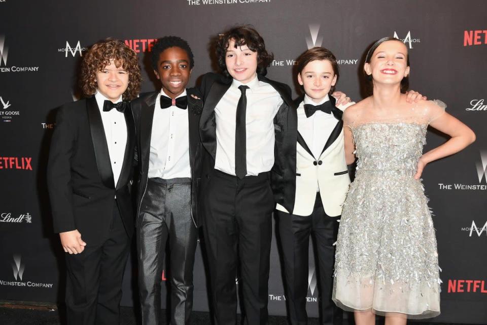 Stranger Things está protagonizada por (LR) Gaten Matarazzo, un Caleb McLaughlin de 15 años, Finn Wolfhard, Noah Schnapp y Millie Bobby Brown en la fiesta de los Globos de Oro de Netflix en 2017 (Getty Images)