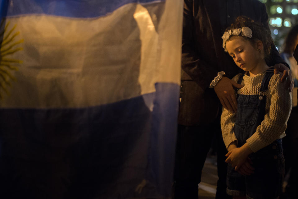 <p>A child reacts as a woman holds an Argentinian flag next to her during a candle light walk to remember the victims of the recent truck attack near the crime scene on Thursday, Nov. 2, 2017, in New York. (Photo: Andres Kudacki/AP) </p>