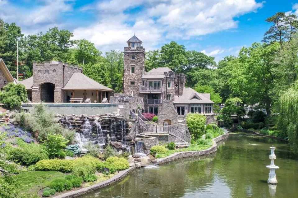 Derek Jeter’s longtime castle in New York has entered contract after six years on and off the market. Stephen Dolinsky