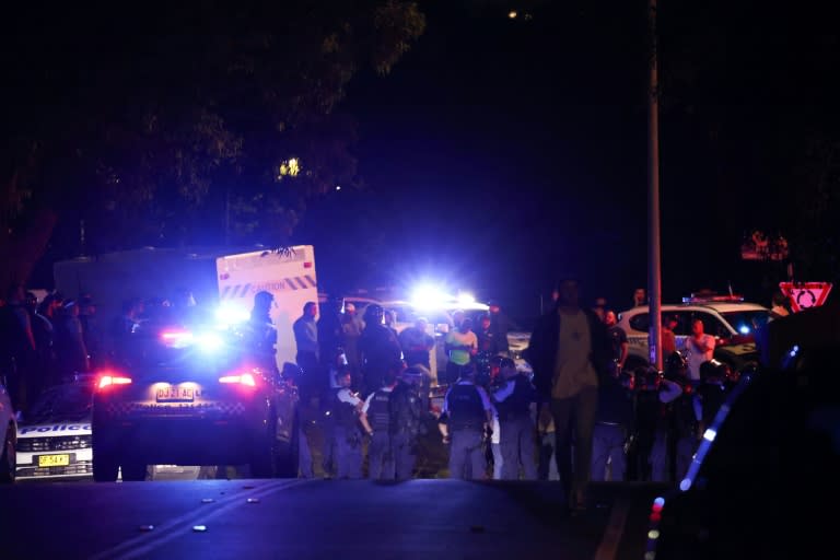 La policía se despliega en el exterior de la iglesia de Cristo el Buen Pastor, en el barrio de Wakeley, en el oeste de Sídney, tras el ataque con arma blanca del 15 de abril de 2024 (David Gray)