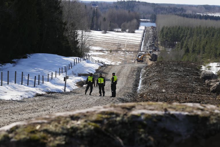 Guardias fronterizos de Finlandia en el sitio de construcción de la valla fronteriza entre Finlandia y Rusia, en Imatra, el viernes 14 de abril de 2023