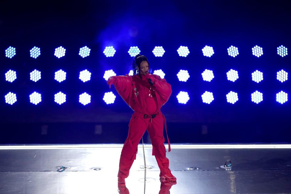 Rihanna durante su presentación en el espectáculo de medio tiempo del Super Bowl 57 de la NFL entre los Chiefs de Kansas City y los Eagles de Filadelfia, el domingo 12 de febrero de 2023, en Glendale, Arizona. (Foto AP/Charlie Riedel)