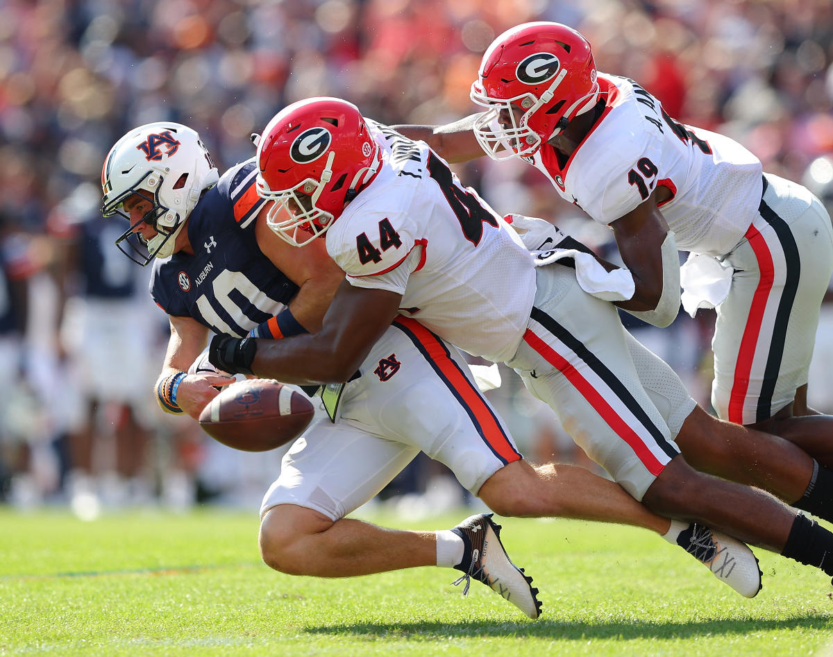 Georgia defensive back Brandon Boykin (2) returns a punt at the