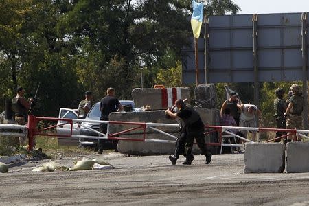 Ukrainian servicemen detain pro-Russian activists at a checkpoint near the eastern Ukrainian town of Debaltseve, August 16, 2014. REUTERS/Valentyn Ogirenko