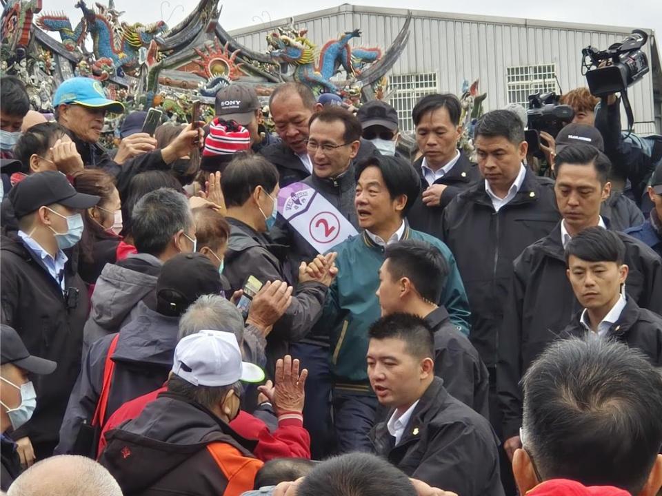 民進黨總統候選人賴清德4日到桃園龜山造勢，對於國民黨副總統候選人趙少康稱若賴上任將鬥爭蔡英文總統、特赦前總統陳水扁等。賴清德說，這當然是趙少康謬論。（賴佑維攝）