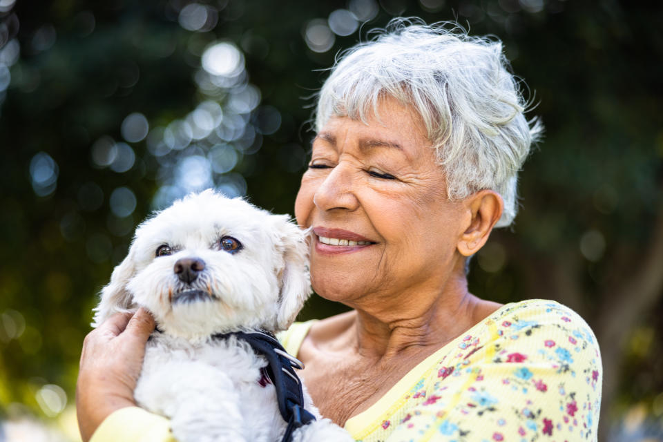 Este recogedor es un beneficio sobre todo para personas mayores que salen con sus perritos y les cuesta agacharse a realizar la labor/Getty Images.