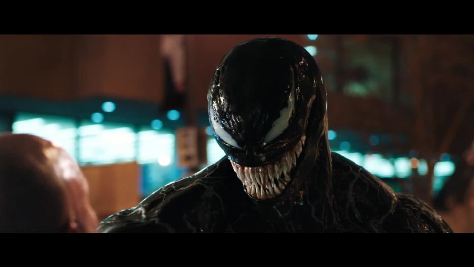 Hinter Venom (Tom Hardy) steckt der Journalist Eddie Brock, der durch Kontakt mit einem Symbionten zum gruseligen und mächtigen Antihelden mutiert. Zwischen Eddie und dem Symbionten gibt es jedoch Differenzen, da Venom unbedingt den Leuten Köpfe ihre abbeißen will und Eddie nur unschuldige Menschen retten möchte. Er ist flink, stark und kann aus Bestandteile seiner selbst Dinge wie Waffen oder Schilde erschaffen. (Bild: )