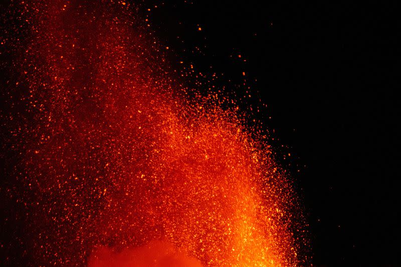 El monte Etna, el volcán más activo de Europa, ilumina el cielo nocturno con erupciones visto desde Rocca Della Valle, Italia