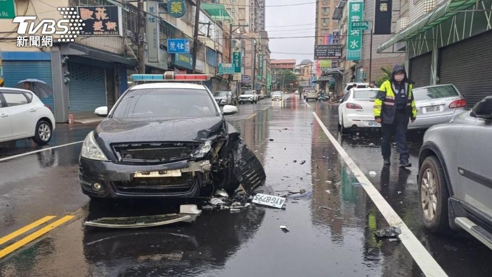 竊車賊竟催油門撞警車拒捕。（圖／TVBS）