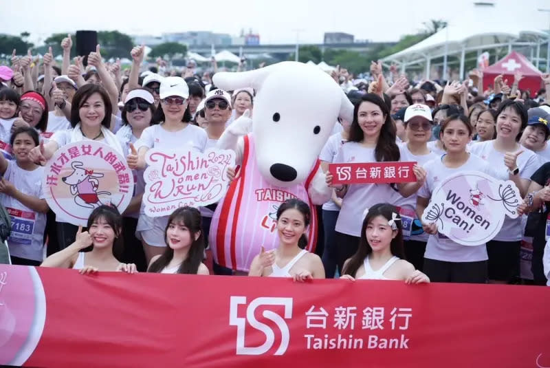 ▲ 「2024台新女子路跑」台北場今（14）日登場，Taishin Wonders到場應援，台新金控董事長夫人彭雪芬(左二)與女性跑者揮汗齊跑。（圖／台新金提供）