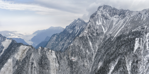 山友拍下玉山主北峰、郡大山、西巒大山，雪白美景十分壯觀。｜In a Facebook post by hiker Yao Zhou, the image depicts the mountain lines of Yushan main and north peaks, Mount Guntai, Xiluanda Shan. (Courtesy of Facebook/Yao Chou)