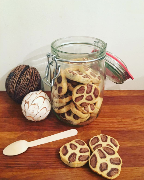 tranches de gâteau marbré façon léopard dans une jarre