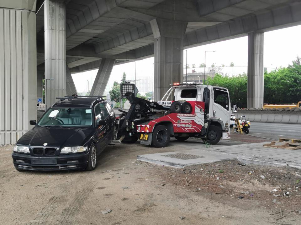 葵青警區跨部門行動，清理逾60輛棄置車輛。(警方圖片)