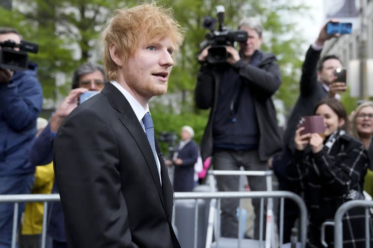 El músico británico, frente a los medios, entrando a la corte de Nueva York a recibir el veredicto