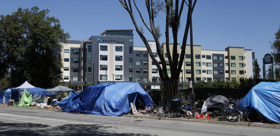 加州Cupertino市是蘋果總部所在地，樓價之高亦令當地出現不少無家者在街上露宿。 (Nhat V. Meyer/MediaNews Group/The Mercury News via Getty Images)