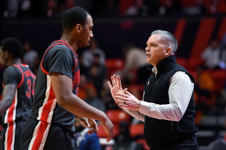 Ohio State coach Chris Holtmann talks with center Zed Key during Tuesday's loss at Illinois.