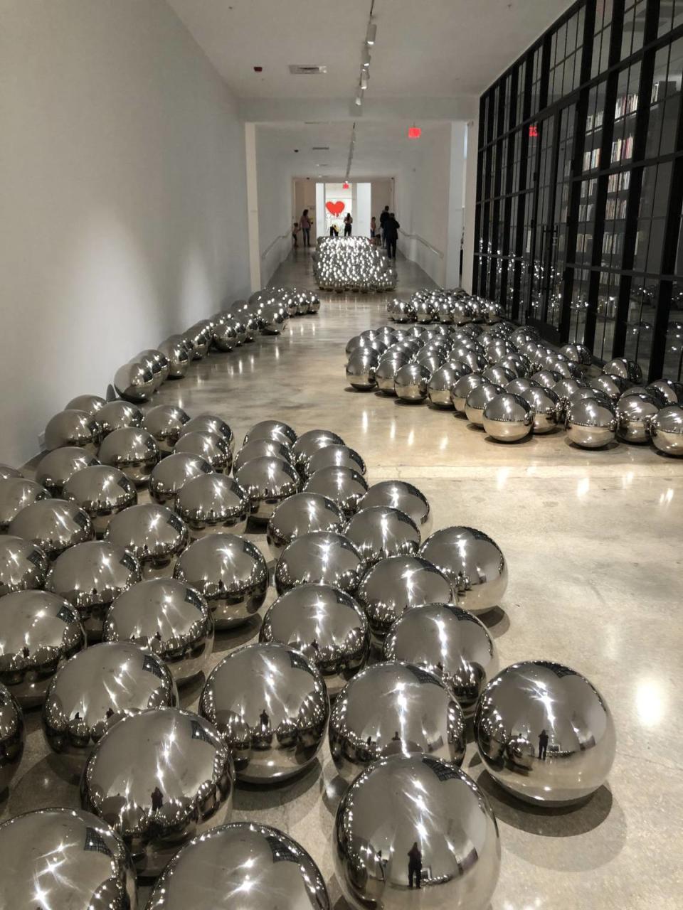 “Narcissus Garden” (Jardín de Narcisos) puede verse en el Museo Rubell. Kusama creó la instalación como arte de guerrilla durante la Bienal de Venecia de 1966, cuando colocó 1,500 bolas de espejos sobre una sección de grama verde. 