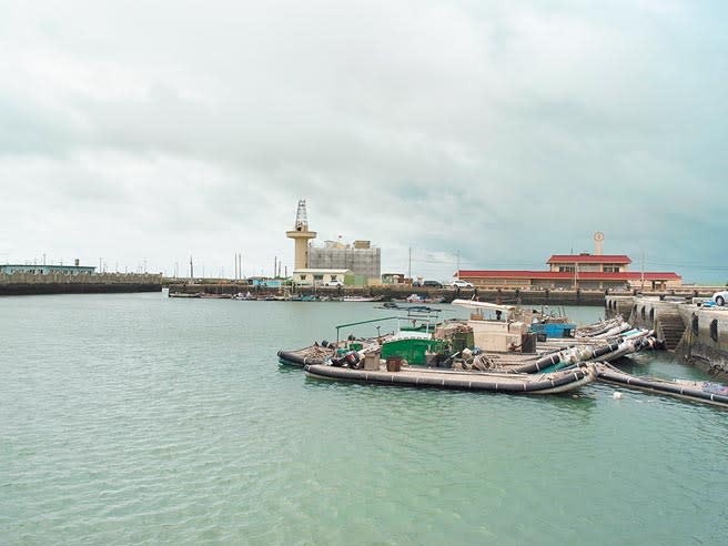 雲林縣部分漁民擔心「掃到颱風尾」，將船筏停入漁港避颱。（張朝欣攝）