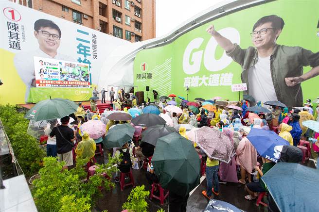 陳其邁競總前擠滿支持者，不畏雨勢，歡欣迎接勝利。（袁庭堯攝）