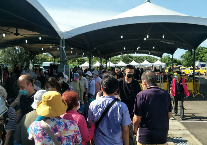 新竹市北區施打地點擠得像菜市場，民眾擔心「變相老人群聚」。讀者提供