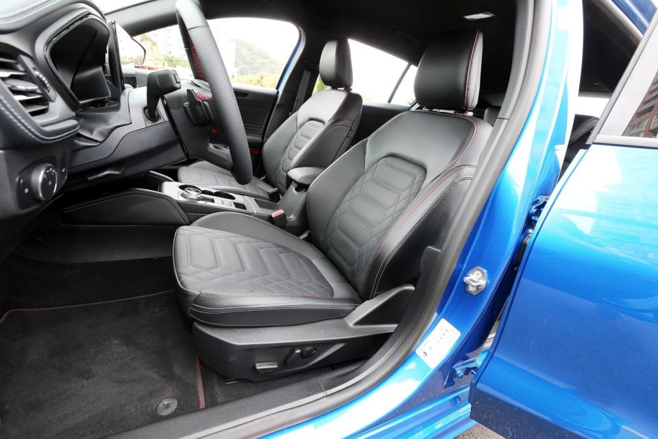 ST-Line Vignale的全艙座椅皆採觸感高級細膩皮革所打造的Ford Sensico時尚永續皮革座椅，不僅造型運動化，更具備舒適、高透氣與耐磨等特性。