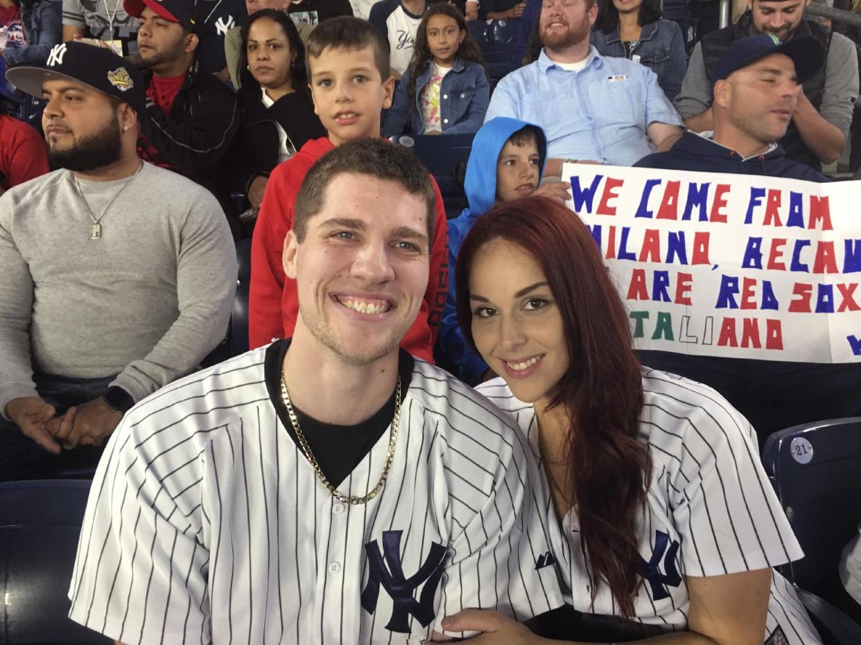 Andrew Fox y su novia Heather Terwilliger sonríen en el graderío del Yankee Stadium, el martes 27 de septiembre de 2016. En la jornada, Fox le propuso matrimonio a Terwilliger, pero el anillo de compromiso se le cayó y permaneció varios minutos extraviado, mientras los espectadores en el parque, preocupados, ayudaban a buscarlo (Scott Orgera via AP)