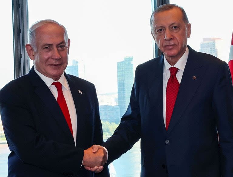 Esta fotografía distribuida por la Oficina de Prensa de la Presidencia Turca el 19 de septiembre de 2023, muestra al presidente de Turquía, Recep Tayyip Erdogan, estrechando la mano del primer ministro de Israel, Benjamin Netanyahu, durante su reunión en el margen de la 78ª Asamblea General de las Naciones Unidas en la sede de la ONU en la ciudad de Nueva York. 