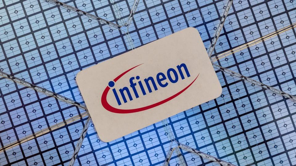 Ein Schild mit dem Logo des Halbleiter-Spezialisten Infineon klebt im Showroom des Unternehmens auf einem Wafer.