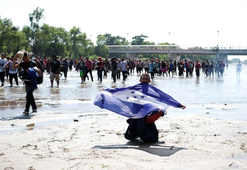 Large migrant caravan prepares to enter Mexico from Guatemala