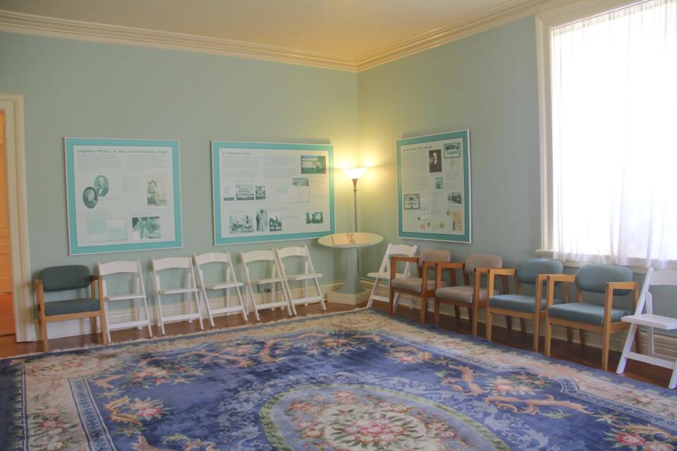 The room where Staatsburgh tours begin.