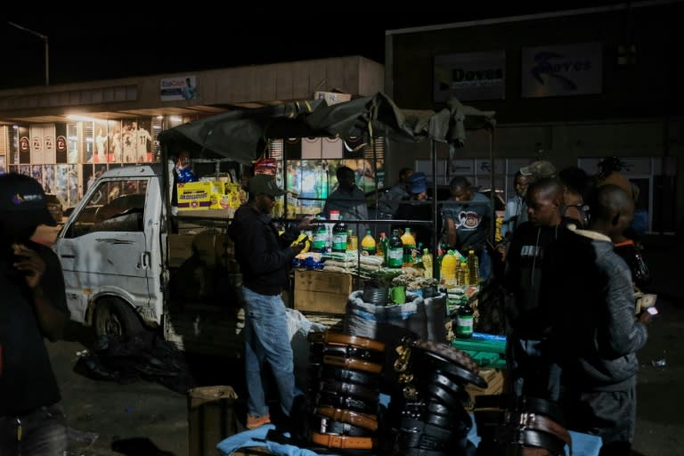 Geldknappe Simbabwer wenden sich für ihren Lebensmitteleinkauf zunehmend an informelle Händler