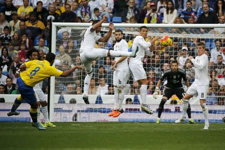 Las Palmas' Willian Jose (L) tries to score past Real Madrid's (L to R) Marcelo, Casemiro, Nacho, Cristiano Ronaldo and Toni Kroos during their Spanish first division soccer match at Santiago Bernabeu stadium in Madrid, Spain, October 31, 2015. REUTERS/Andrea Comas -