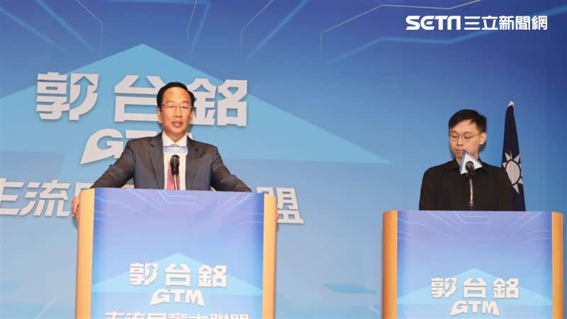  郭台銘（左）宣布參選2024年總統，也宣布發言人為黃士修（右）。（圖／記者邱榮吉攝影）