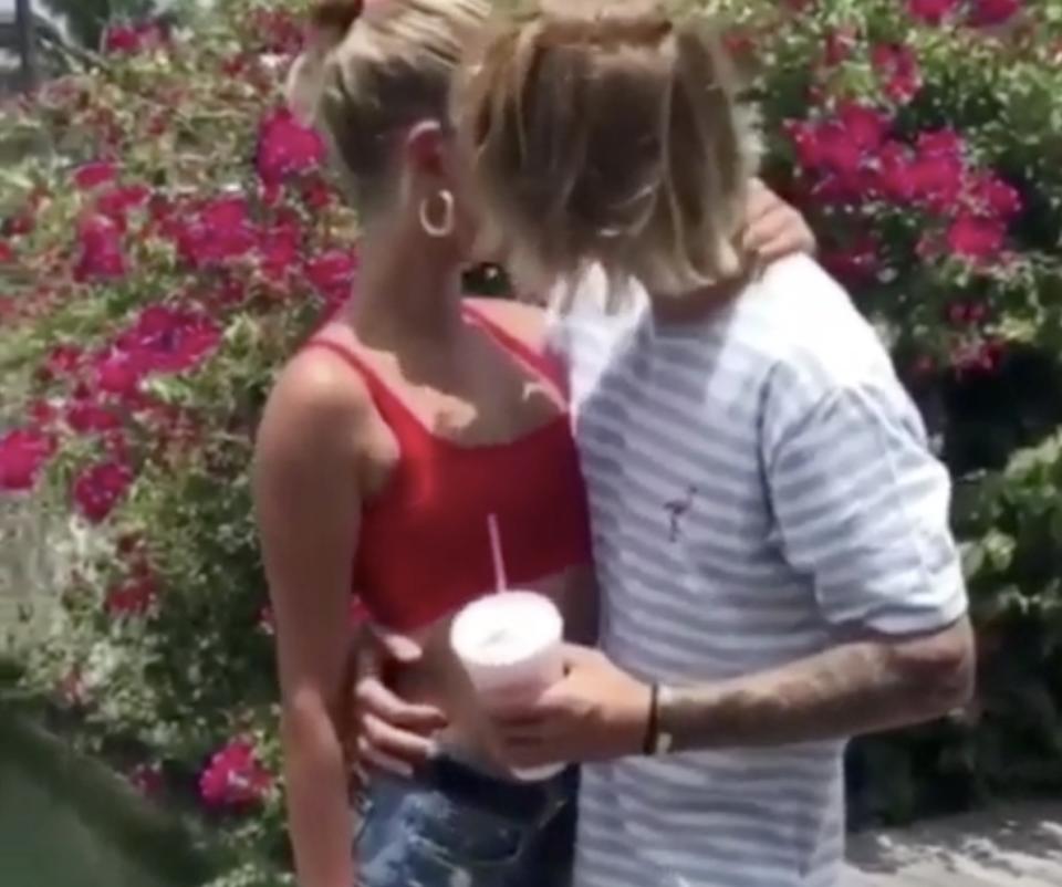 En junio del año pasado dejaron claro que habían vuelto y un mes más tarde nos sorprendieron con la noticia de su compromiso. Fue en las Bahamas donde Justin Bieber le pidió matrimonio. “Ella es la seguridad que siempre he querido tener”, desveló a la revista Vogue. (Foto: Instagram / <a href="https://www.instagram.com/p/Bk_4873A7gf/?utm_source=ig_embed&utm_campaign=embed_video_watch_again" rel="nofollow noopener" target="_blank" data-ylk="slk:@ivoryandchain;elm:context_link;itc:0;sec:content-canvas" class="link ">@ivoryandchain</a>)