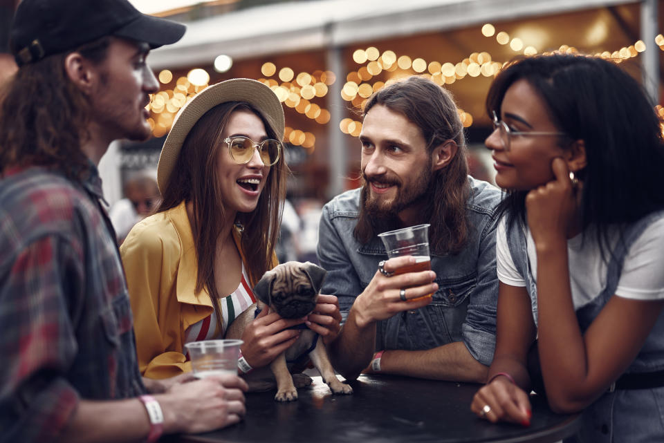 Beber es una manera de socializar para algunos, pero si las copas son demás las resaca es una de sus consecuencias. (Foto Getty Creative)