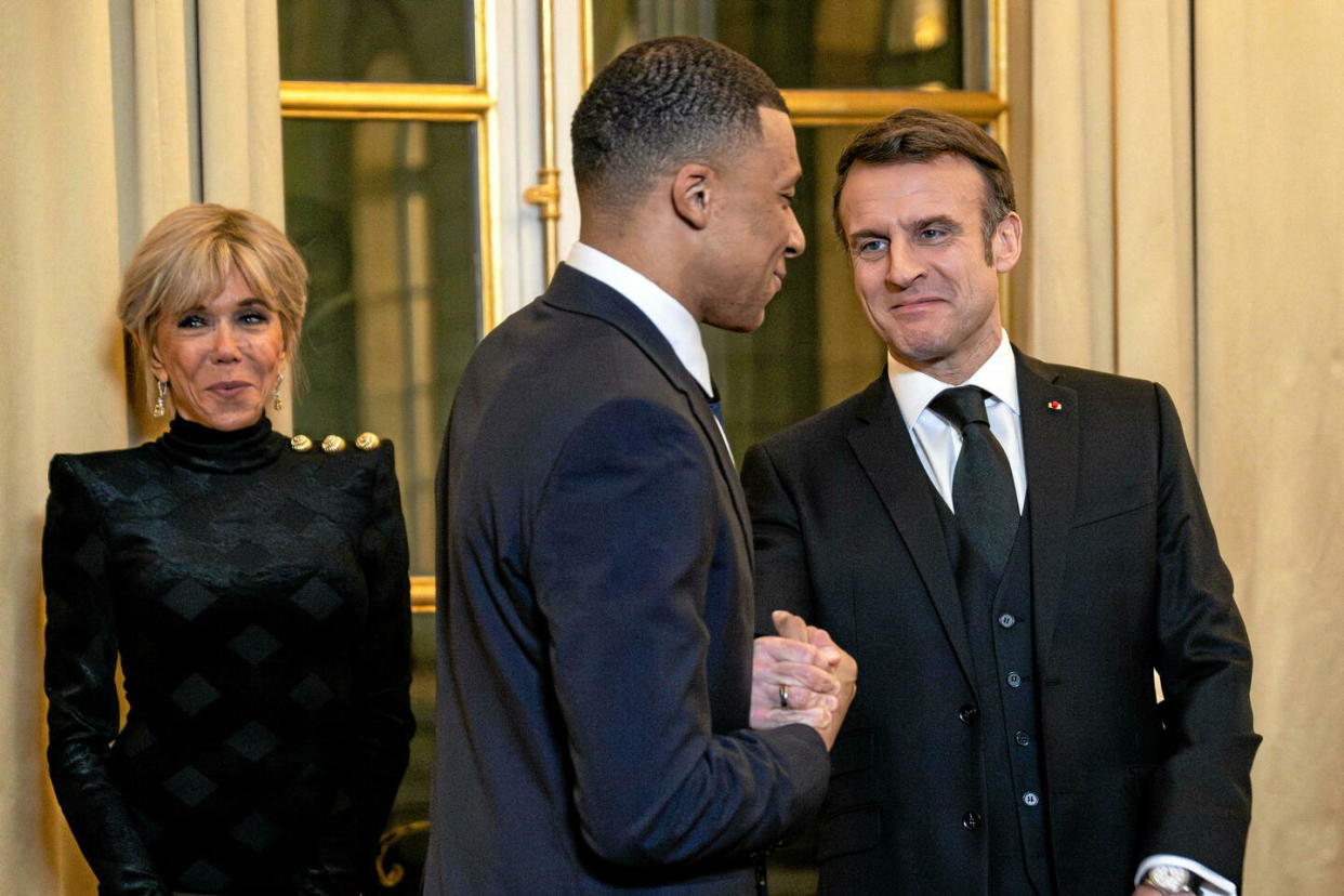 Kylian Mbappé en compagnie de Brigitte et Emmanuel Macron le 27 février 2024 à l'Élysée.  - Credit:Eric TSCHAEN -POOL/SIPA / SIPA / Eric TSCHAEN -POOL/SIPA