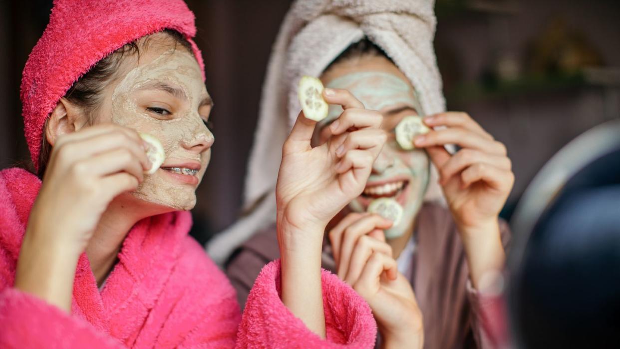 teenage girls spa day at home